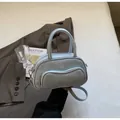 Detail der hellblauen Boston-Tasche aus Kunstleder mit Reißverschlusstasche vorne - Einheitsgröße / Blau
