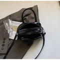 Glänzende schwarze Lackleder-Bowlingtasche mit silbernen Reißverschlüssen und Schultergurt - Einheitsgröße / Schwarz