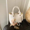 Bolso cubo blanco con diseño de lichi, asa redonda y amuleto de conejo lindo - Con Colgante / Blanco