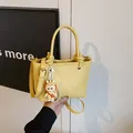 Bolso cubo amarillo vibrante de cuero granulado con asa superior y colgante adorno - Con Colgante / Amarillo