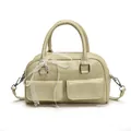 Beige Bowlingtasche aus Kunstleder mit Vordertaschen und einer weißen Spitzenschleife - Grün