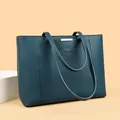 Dunkelblaue große Tragetasche aus Leder mit Litschi-Struktur und Metallschnalle - Blau