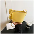 Sac seau jaune vif en cuir grainé avec un pendentif en forme de cœur argenté chic - Taille unique / Jaune