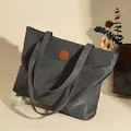 Grand sac cabas minimaliste en nylon gris foncé pour femme avec logo rond en cuir - Taille unique / Gris clair