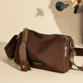 Sac bandoulière en nylon marron foncé avec large sangle réglable et fini satiné - Taille unique / Café