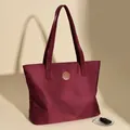 Grand sac fourre-tout bordeaux en nylon imperméable avec patch élégant en cuir - Taille unique / Bordeaux