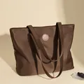 Grand sac cabas marron foncé en nylon avec logo en cuir pour une utilisation quotidienne - Taille unique / Café