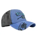 Gros plan détaillé sur la broderie New York et l'imprimé requin sur la casquette vintage - Bleu
