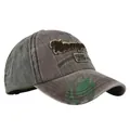 Détail de la casquette vintage grise délavée avec broderie New York et effet usé texturé - Café