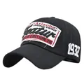 Primer plano del bordado Arizona y relieve 1932 en la gorra de lona negra vintage - Ajustable / Negro