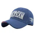 Dettaglio del cappellino tattico SEAL TEAM blu navy con ricamo e logo del tridente - Regolabile / Blu navy