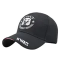 Dettaglio del cappello tattico SWAT con ricamo dell'aquila e logo laterale ricamato - Regolabile / Nero