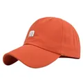 Détail d'une casquette orange avec broderie m blanche et visière courbée à coutures renforcées - Réglable / Orange