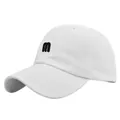 Détail de la broderie 3D de la lettre m sur une casquette de baseball en coton blanc - Réglable / Blanc
