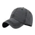 Dettaglio della trama in cotone lavato e delle cuciture sul cappellino da baseball grigio scuro - Regolabile 54-59cm / Nero