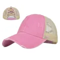 Detail der rosa verwaschenen Pferdeschwanz-Baseballkappe mit elastischen Bändern und Mesh - Verstellbar / Rosa