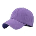 Dettaglio del cappello in cotone lavato viola scuro con visiera curva e cuciture rinforzate - Regolabile 54-59cm / Viola