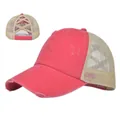 Detail der pinken Ponytail-Cap mit gekreuzten Gummibändern und atmungsaktivem Mesh-Netz - Verstellbar / Wassermelonenrot