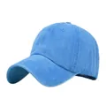 Dettaglio del berretto da baseball blu cielo in cotone lavato con cuciture rinforzate - Regolabile 54-59cm / Celeste