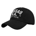 Detailansicht der weißen 3D-Stickerei auf schwarzer Baumwoll-Baseballkappe mit Nassau-Text - Verstellbar / Schwarz