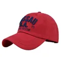Detail der roten Baseballkappe mit blauer 3D-Stickerei und Nassau B.A. 73 Schriftzug - Verstellbar / Rot