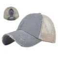 Dettaglio del cappellino grigio usurato con foro per coda di cavallo e rete traspirante - Regolabile / Grigio