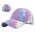 Λεπτομέρεια από tie-dye καπέλο για αλογοουρά με ελαστικό σχέδιο χιαστί στο πίσω μέρος - Ρυθμιζόμενο / Μοβ Tie Dye