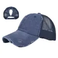 Dettaglio dell'apertura per coda di cavallo e retro in rete sul berretto vintage usato - Regolabile / Blu navy