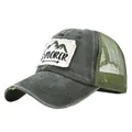 Dettaglio del cappello vintage con patch Explorer e retro in rete verde - Verde Militare