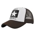 Détail de la casquette trucker marron et blanc avec étoile à cinq branches et texte imprimé - Taille Unique(Réglable) / Casquette en Filet Étoilée Bicolore Café et Blanc / Café+Blanc
