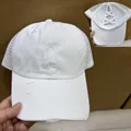 Weiße Baseballkappe im Distressed-Stil mit Pferdeschwanz-Loch und Mesh-Rückseite - Verstellbar / Weiß
