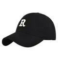 Gros plan sur la broderie de la lettre R blanche sur une casquette en coton noir - Réglable / Noir
