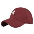 Détail de la casquette de baseball bordeaux avec broderie 3D de la lettre R blanche - Réglable / Bordeaux