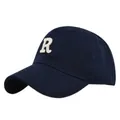 Vue détaillée de la casquette bleu marine avec broderie blanche 3D de la lettre R - Réglable / Bleu marine