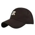 Détail de la broderie blanche de la lettre R sur une casquette de baseball en coton marron - Réglable / café