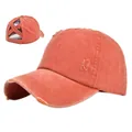 Détail de la casquette queue de cheval délavée avec dos élastique croisé en orange corail - Réglable 54-59 / Orange