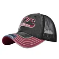 Dettaglio del cappello trucker vintage NYC con visiera bordeaux e cuciture bianche a contrasto - Regolabile 54-59 / Nero