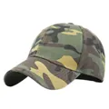 Dettaglio laterale di un cappello da baseball camouflage in twill di cotone robusto - Mimetico Foresta (Tutto Tessuto)