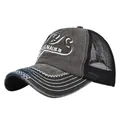 Detail der Vintage NYS 3D-Stickerei auf einer Mesh-Trucker-Cap aus gewaschener Baumwolle - Einstellbar 54-59 / Kaffeebraun