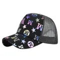 Dettaglio del cappello trucker nero con stampa sfumata di lettere M e stelle colorate - Regolabile (54-59cm) / Nero