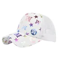 Dettaglio del cappellino trucker bianco con lettera M iridescente e rete traspirante - Regolabile (54-59cm) / Bianco