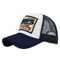 Vista dettagliata del berretto vintage mesh con ricamo Western 3D e visiera con bordi usurati - Regolabile da 54-60 cm / Blu navy