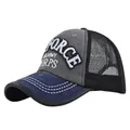 Dettaglio del cappellino trucker militare con ricamo U.S. Army e rete traspirante - Regolabile / Grigio