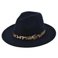 Dettaglio del cappello in feltro blu navy con fascia leopardata e fibbia in metallo - M (56-58cm) / Blu Navy