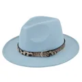 Dettaglio di un cappello fedora azzurro in lana con elegante cintura con stampa leopardata - M (56-58cm) / Celeste