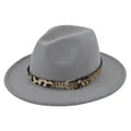 Dettaglio cappello fedora in lana grigia con cinturino leopardato e fibbia in argento - M (56-58cm) / 7 Grigio Chiaro