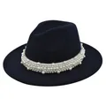 Détail du chapeau fedora en laine bleu marine avec un bandeau décoratif en perles - M (56-58cm) / Bleu marine