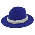 Détail d'un chapeau en feutre bleu roi orné d'un élégant bandeau en perles blanches - M (56-58cm) / Bleu
