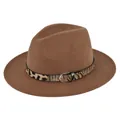 Dettaglio di cappello fedora in feltro marrone con fascia leopardata e fibbia in metallo - M (56-58cm) / Cachi Scuro