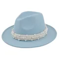 Vue détaillée d'un chapeau fedora bleu clair avec ruban décoratif élégant en perles - M (56-58cm) / Bleu ciel